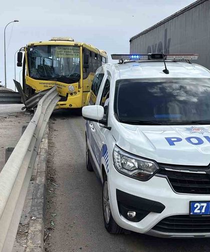 Gaziantep'te halk otobüsü demir bariyerlere çarptı: 9 yaralı