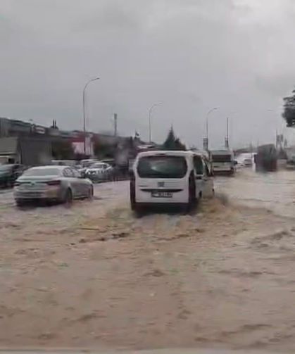 Gaziantep'te sağanak yağış sonrası yollar göle döndü