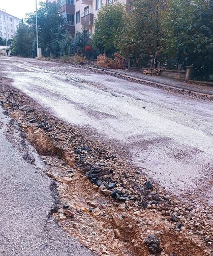 Gölbaşı'nda sel suları karayolunda hasara neden oldu