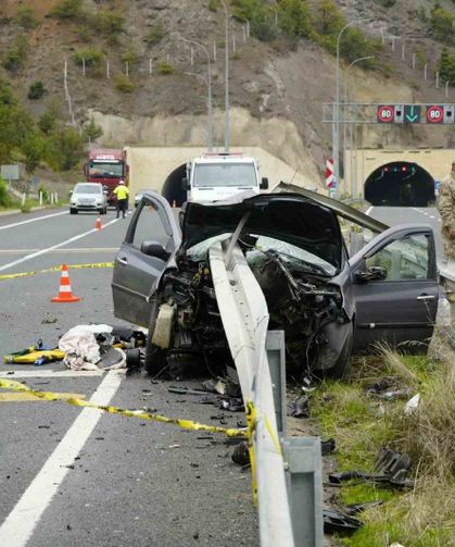 Gümüşhane'de otomobil bariyerlere saplandı: 1 ölü, 1'i ağır 4 yaralı