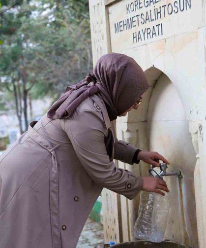 Gümüşhaneli kadın sanatçı, unutulmaya yüz tutan mezarları ve çeşmeleri yeniliyor