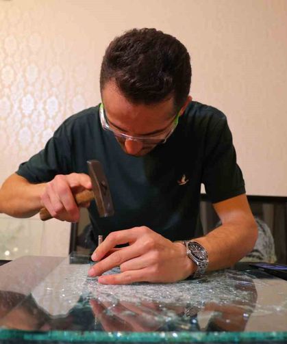 Hobi olarak başladı, camı çatlatarak sanat eserine dönüştürüyor