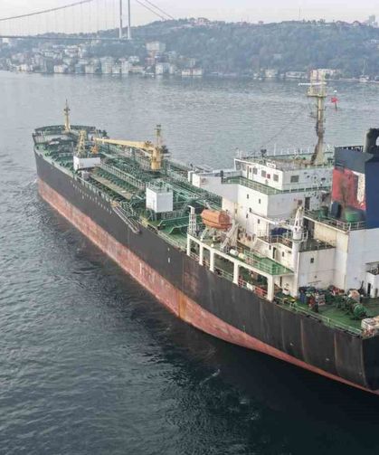 İstanbul Boğazı trafiğe kapatıldı: Dron saldırısına uğrayan AK ANA tankerinin geçişi havadan görüntülendi