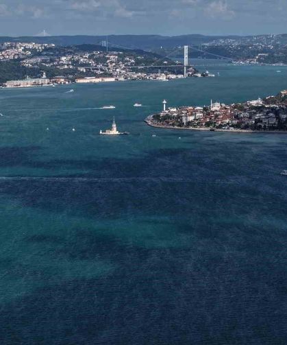 İstanbul Boğazı turkuaza büründü