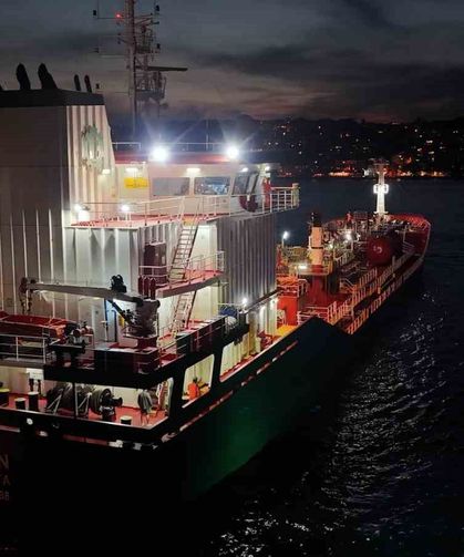 İstanbul Boğazı'nda facianın eşiğinden dönüldü: Kimyasal madde taşıyan tanker kıyıya metreler kala durabildi