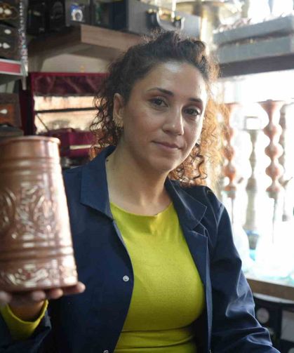 Kadın bakır ustası erkeklere taş çıkartıyor