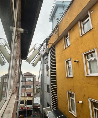Karadeniz Ereğli'de fırtına baz istasyonunu devirdi