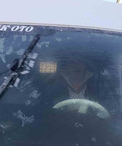 Kars eksi 6'yı gördü, araçların camları buz tuttu