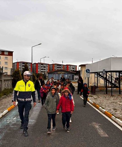 Kars'ta miniklere trafik dersi: Öğrenciler kuralları uygulamalı öğrendi