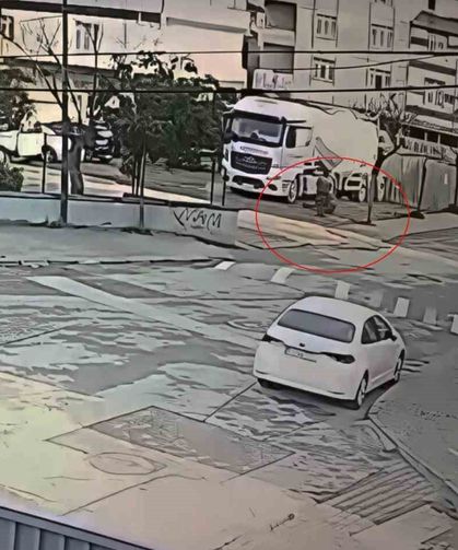 Kasklı katil tırın altından çıkıp, uzun süredir devam eden husumet nedeniyle kardeşini böyle öldürdü