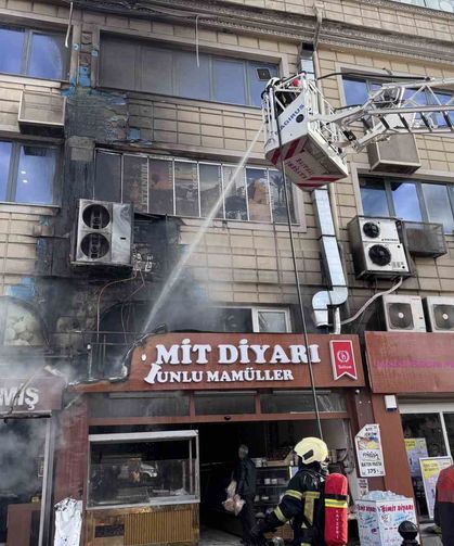 Kayseri'de işyerinde çıkan yangına, itfaiye ekipleri müdahale ediyor