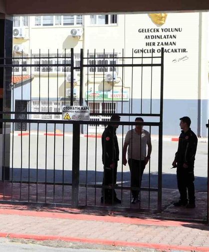 KPSS sınavı yapılan okulda kilitli kalan vatandaş kurtarıldı