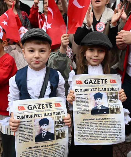 Manisa'da çocuklar cumhuriyeti tarihi gazetelerle kutladı