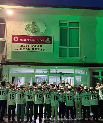 Milli yıldız Arda Güler'den memleketine anlamlı jest: İmzalı formasını hafızlık öğrencilerine hediye etti