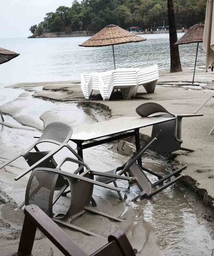 Muğla'da sağanak Akyaka sahilini harabeye çevirdi