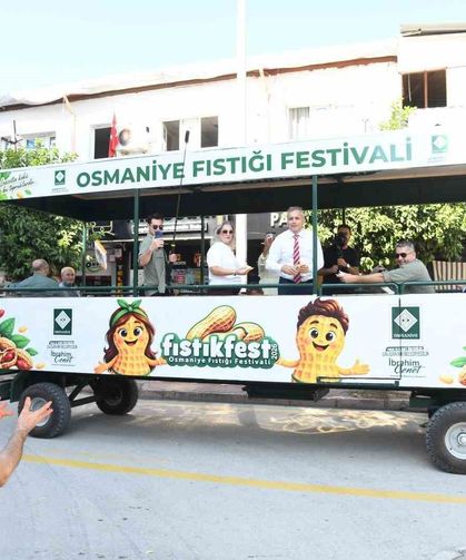 Osmaniye'de festival öncesi Başkan Çenet çiftçilerle fıstık hasadı yaptı