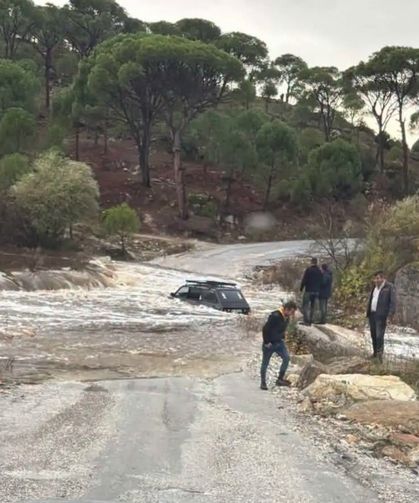 Otomobildeki iki kişi sele kapılmadan kurtarıldı