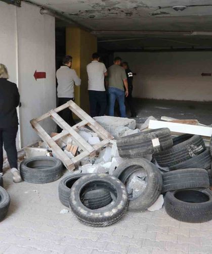 Otopark kavgası mahkemeye taşındı, molozlar araçları mahsur bıraktı