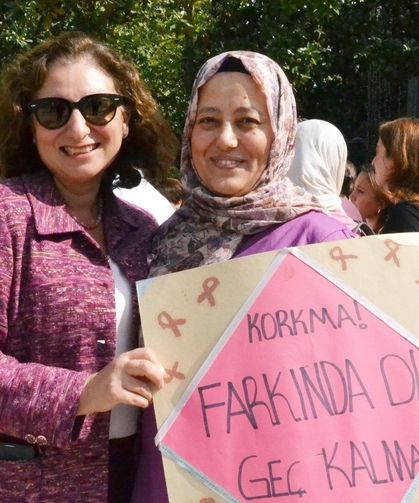 Pembe kurdeleli farkındalık yürüyüşü