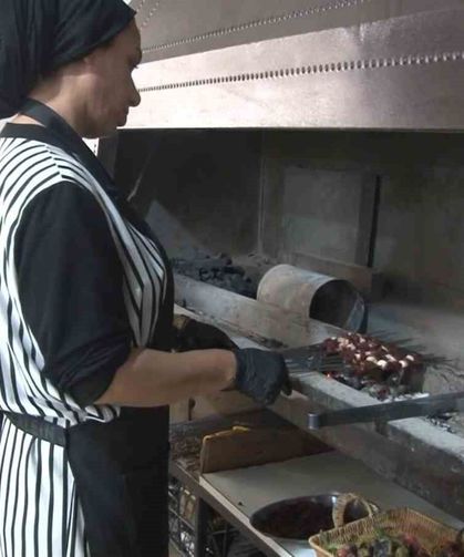 Şanlıurfa'da ciğer kebabına kadın eli değdi