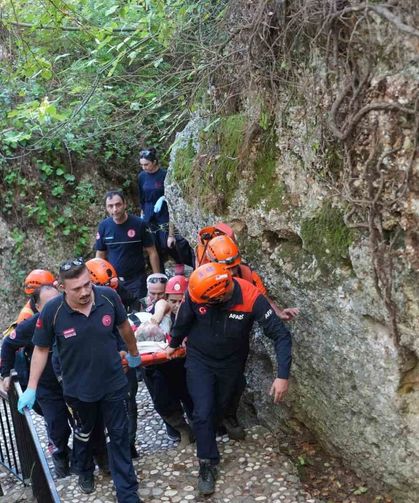 Şelaleyi gezerken 6 metrelik yamaçtan düşüp mahsur kaldı, ekipler tarafından kurtarıldı