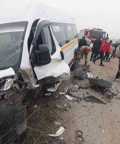 Susurluk'ta işçi servisi ile otomobil kafa kafaya çarpıştı: 10 yaralı