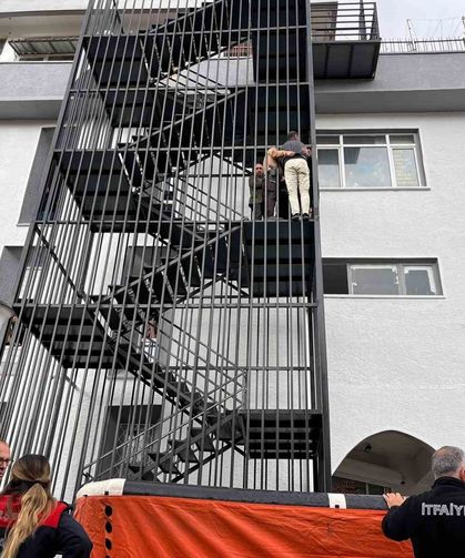 Tarihi çarşının merdivenlerine çıktı, korkulu anlar yaşattı