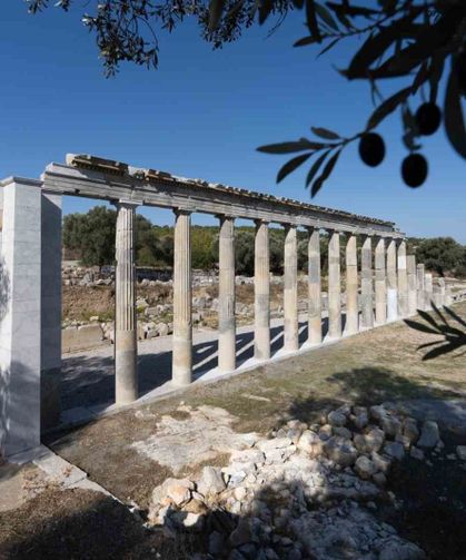 Teos'un taşları 2 bin 200 yıllık tarihi gün yüzüne çıkarıyor