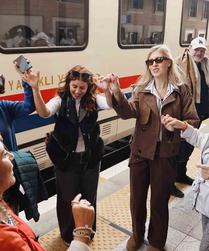 Turistik Karaelmas Ekspresi yolcularını Madenci Korosu coşkuyla karşıladı