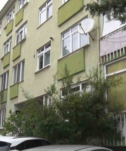 Üsküdar'da rögar patladı: Bodrum katını pis su bastı, apartman sakinleri yardım bekliyor