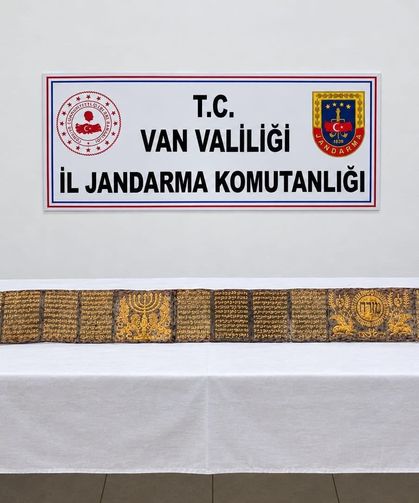 Van'da jandarmadan tarihi eser operasyonu: Altın yaldız işlemeli Tevrat ele geçirildi