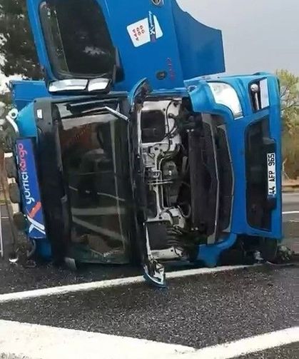 Virajı alamayan kargo tırı devrildi: 1 yaralı
