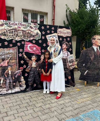 Yağmura aldırış etmeden Atasına şemsiye tutan küçük kızın davranışı yürekleri ısıttı