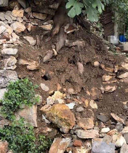 Yağmurdan dolayı toprak kaydı, taşlar devrildi