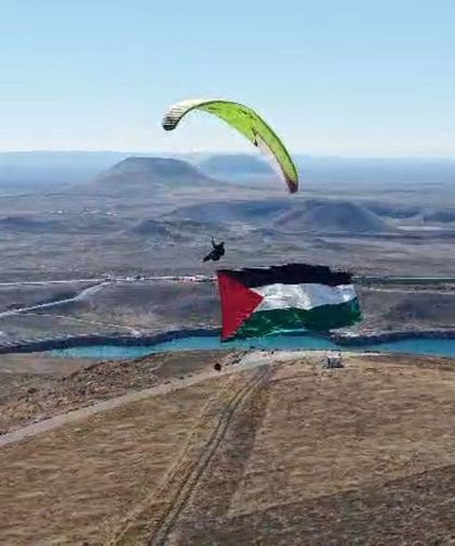 Yamaç paraşütü ile Filistin bayrağı açtı