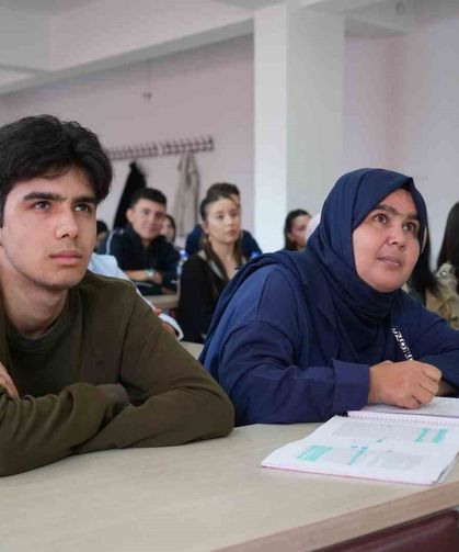 Yıllar sonra eğitim hayatına dönen kadın oğluyla aynı üniversitede okuyor