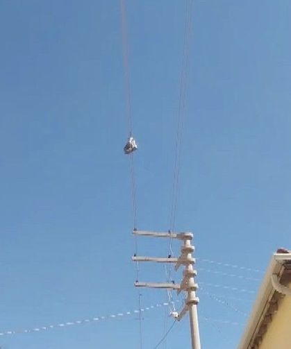 Yıllardır elektrik telinde duran bir çift botun sırrı çözülemiyor
