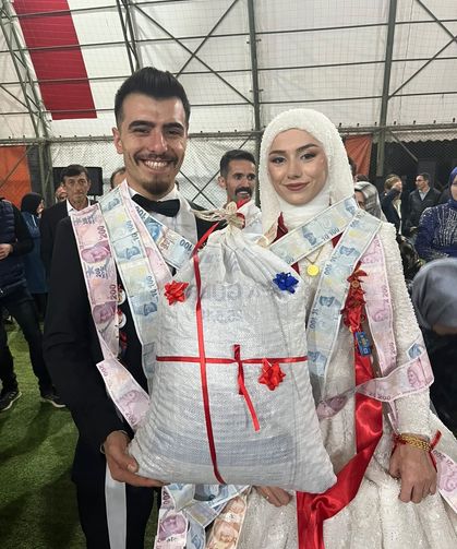 Giresun'da düğünde altın yerine bir çuval fındık taktılar