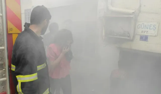 Şanlıurfa'da korkutan yangın: Kadın ve çocukları itfaiye ekipleri kurtardı - Dumandan etkilenen 5 kişi hastaneye kaldırıldı