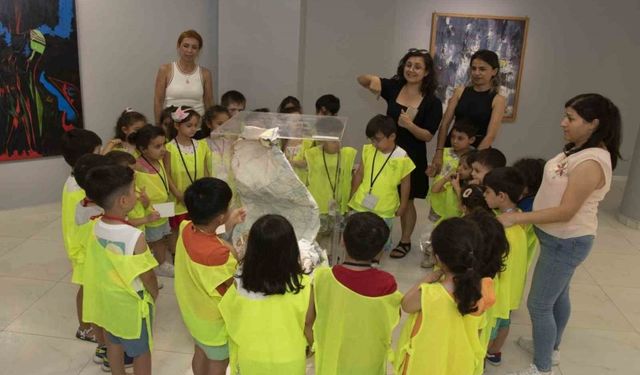 Mersin'de çocuklar, hayal dünyalarını kağıda döktü