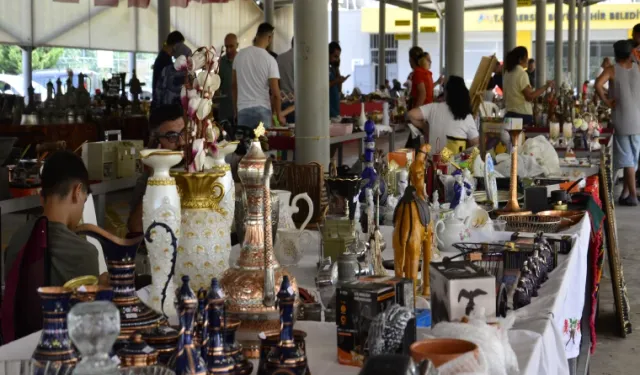 Mersin'de antika pazarına hem antika tutkunları, hem de gençler ilgi gösteriyor