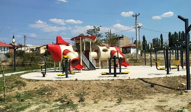 Hisarcık’ta çocuk oyun parklarının beton ve toprak zemini tehlike saçıyor