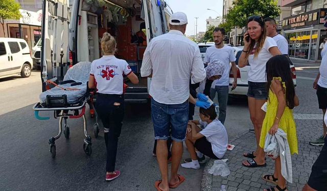 Otomobil, yola fırlayan turist çocuğa çarptı