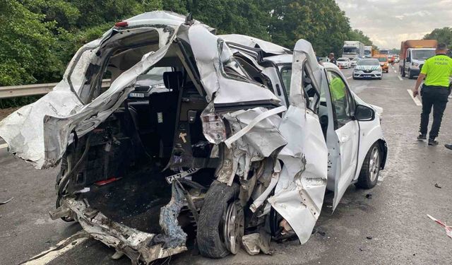 TEM’de minibüs hafif ticari araca çarptı: 2 ölü, 4 yaralı