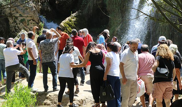 Sıcaktan kaçan şelalede serinledi