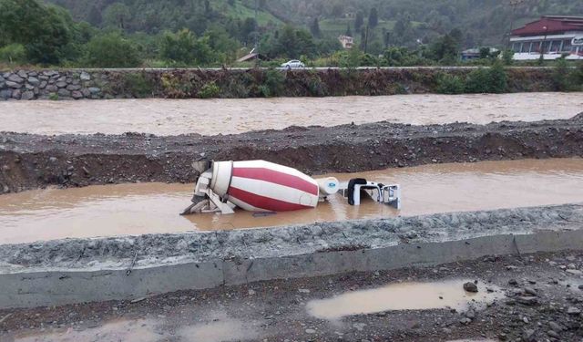 Arhavi’de taşan dere beton mikseri devirdi