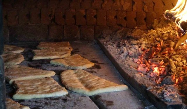 Bu köyde asırlardır köyün ekmek ihtiyacı, kadnılar tarafından imece usulü hazırlanıyor