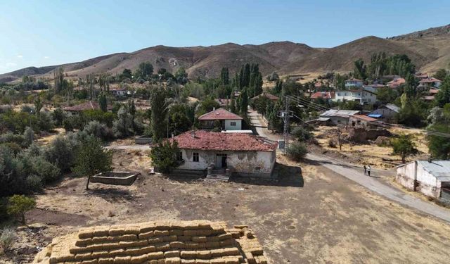 Her yanında Yazıcıoğlu’nun hatıraları var, restore edilerek yeniden eğitime kazandırılması isteniyor