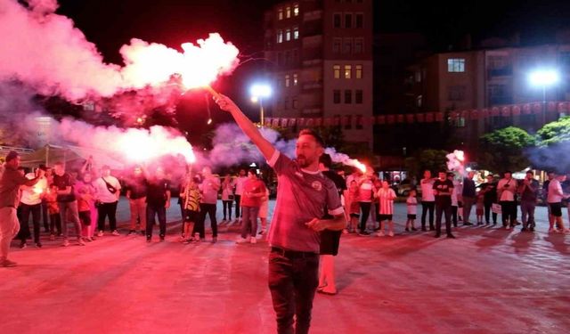 Karaman FK’daki yönetim krizine taraftarlardan meşaleli tepki