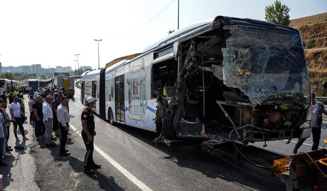 İstanbul Valiliğinden metrobüs kazası açıklaması: 1 ölü, 38 yaralı